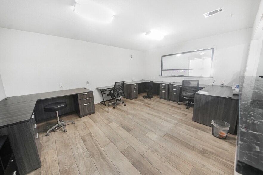 More Photos Of 7030 Bretshire Dr, Houston Medical For Sale