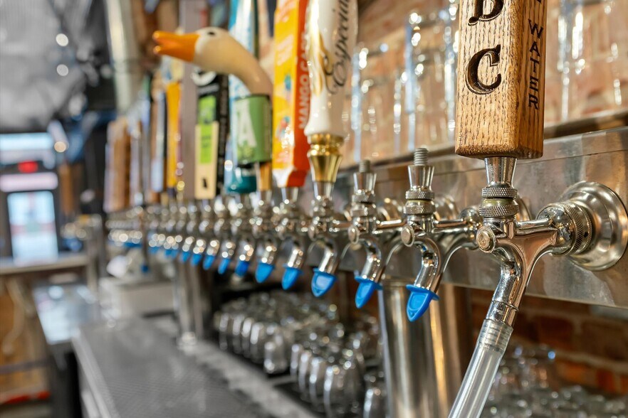 More Photos Of 451 S Thompson Ave, Excelsior Springs Bar For Sale