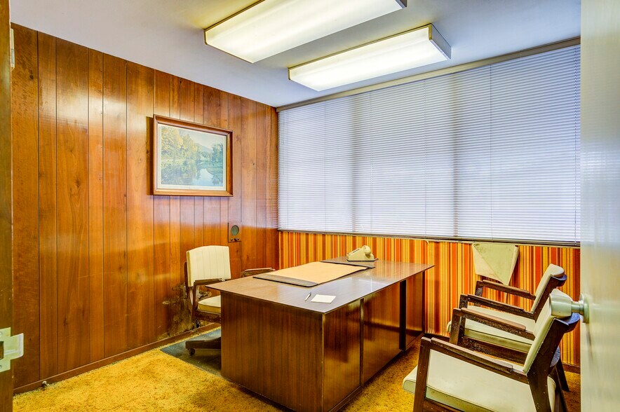 More Photos Of 337 Bluff City Hwy, Bristol Office For Sale