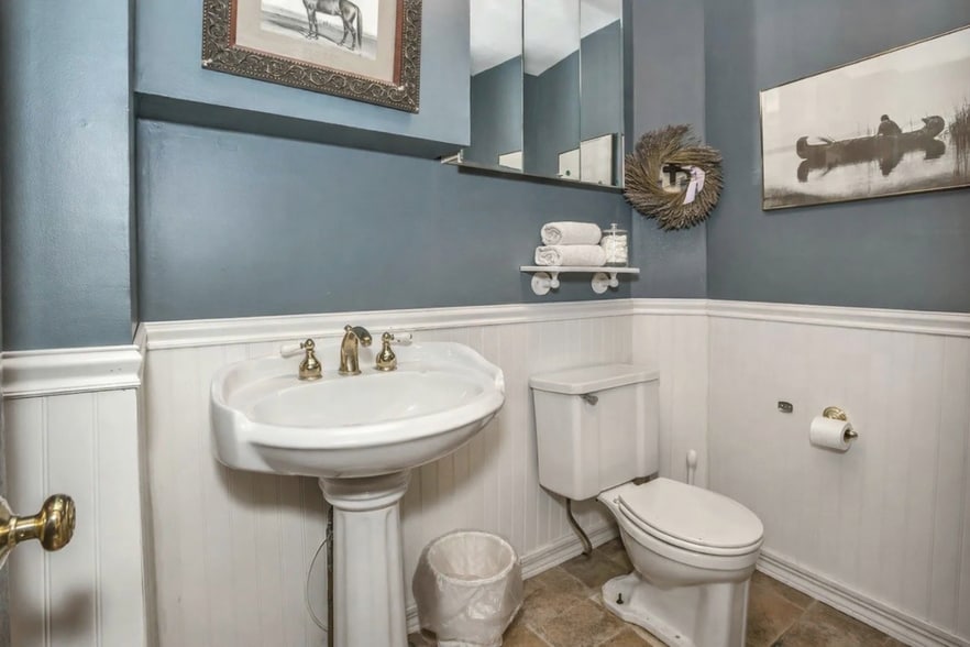 More Photos Of 227 Wall St, Huntington Storefront For Sale