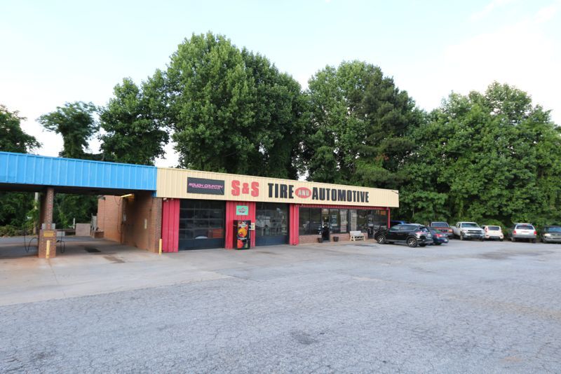 More Photos Of 14730 E Wade Hampton Blvd, Greer Auto Repair For Lease