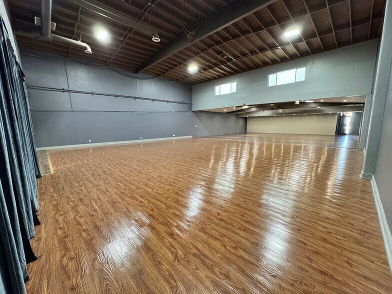 Primary Photo Of 1515-1517 N Main St, Santa Ana Storefront For Lease