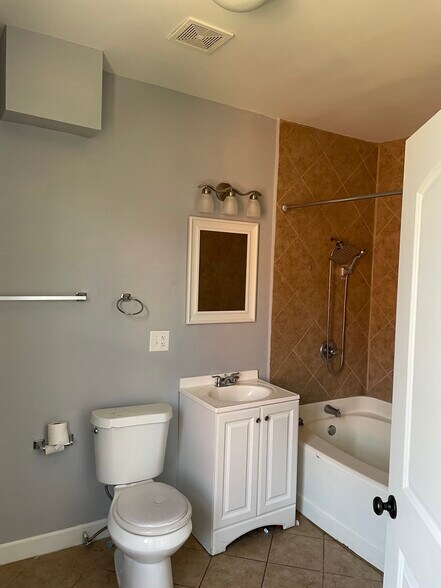 More Photos Of 27 N Main St, Springfield Specialty For Lease