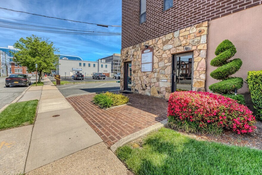 More Photos Of 1551 Kellum Pl, Mineola Office For Sale