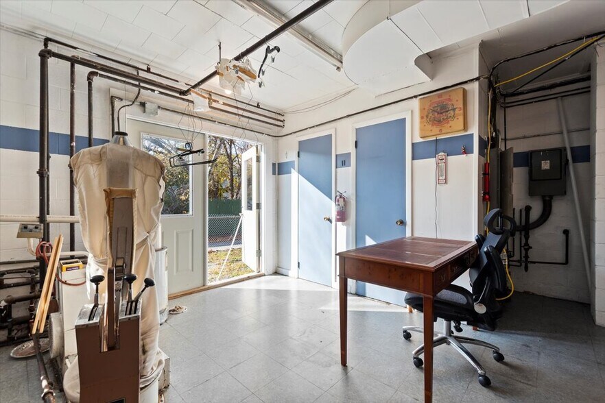 More Photos Of 256 Benmont Ave, Bennington Freestanding For Sale