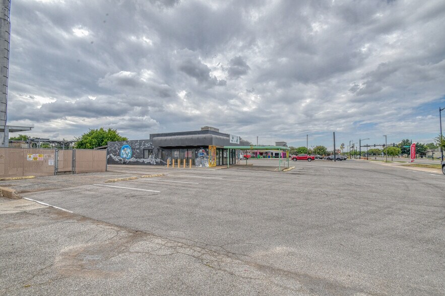 More Photos Of 1404 W Lindsey St, Norman Freestanding For Sale