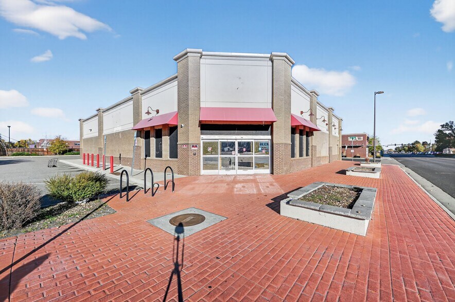 More Photos Of 1395 Peoria St, Aurora Freestanding For Lease