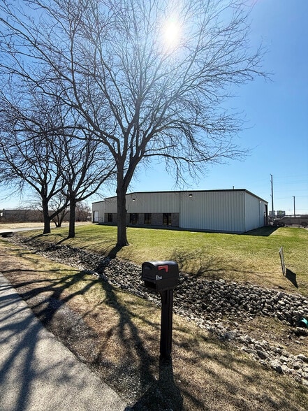Primary Photo Of 128 Industrial Dr, Gilberts Warehouse For Lease