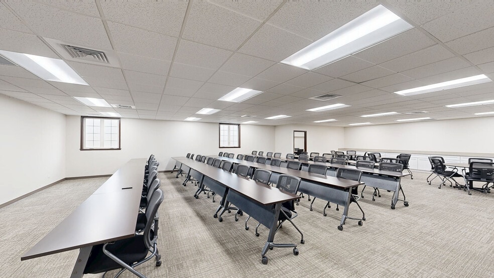 More Photos Of 188 Industrial Dr, Elmhurst Office For Lease