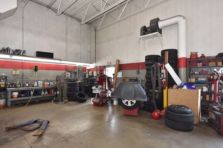 More Photos Of 820 W Sumner St, Hartford Auto Repair For Sale