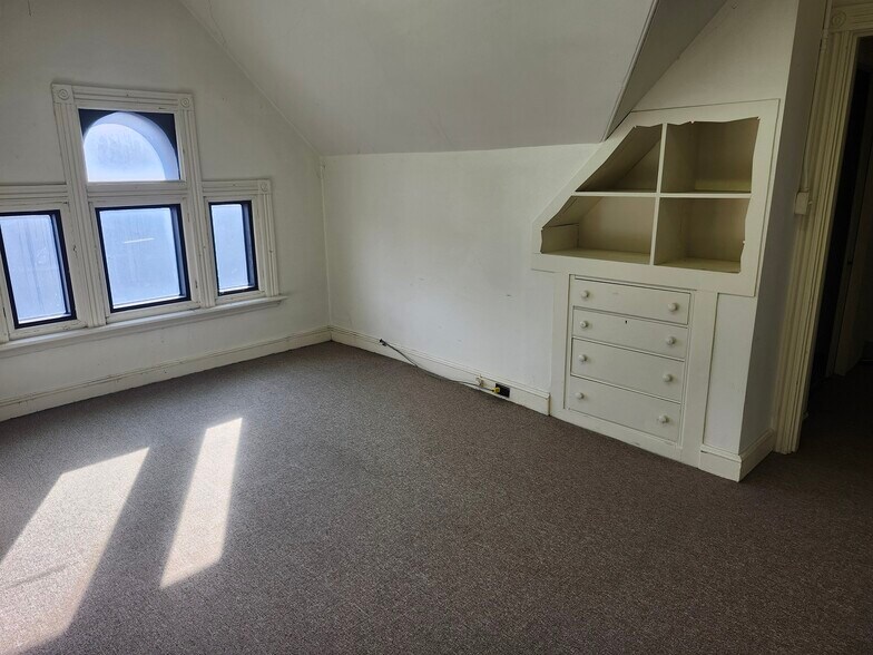 More Photos Of 477-479 Main St E, Hamilton Office For Sale