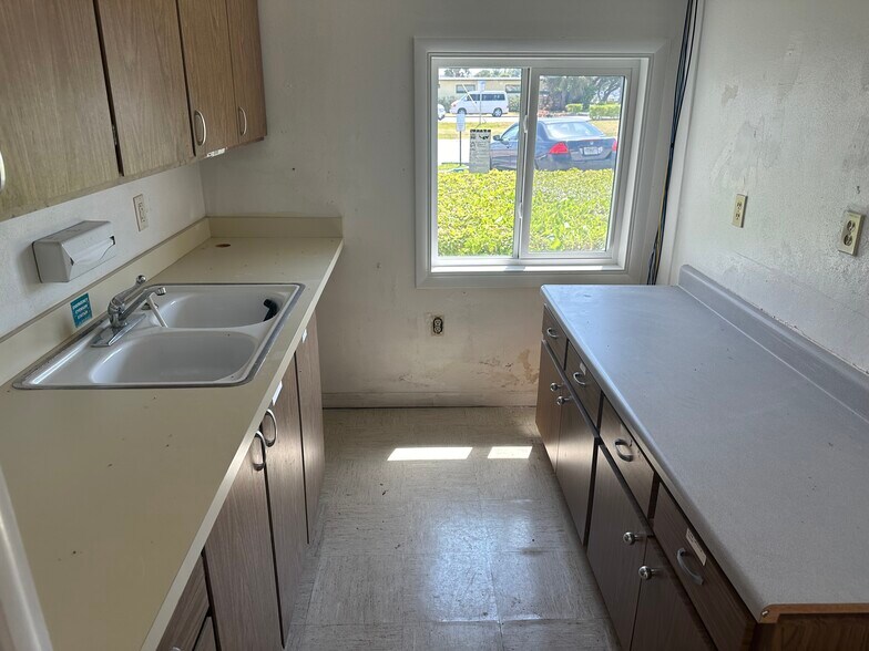 More Photos Of 465 Minutemen Cswy, Cocoa Beach Medical For Sale