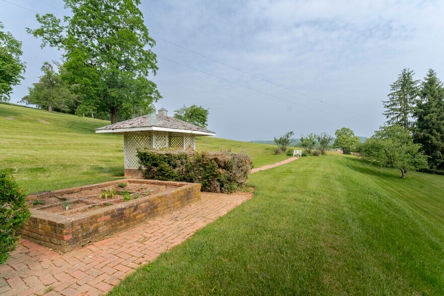 More Photos Of 610 New Hope Rd, Staunton Specialty For Sale