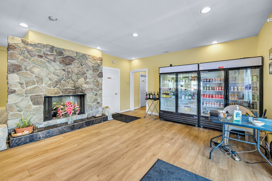 More Photos Of 93 Elm St, Old Saybrook Restaurant For Lease