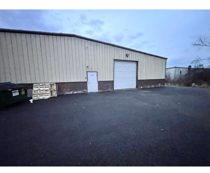 More Photos Of 17 Industrial Dr, Smithfield Manufacturing For Lease