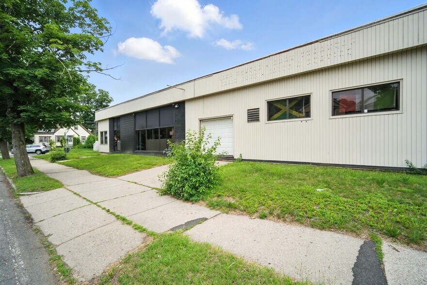 More Photos Of 218 Saint James Blvd, Springfield Storefront Retail Office For Lease