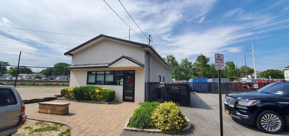 Primary Photo Of 40 Willis Ave, Syosset Warehouse For Lease