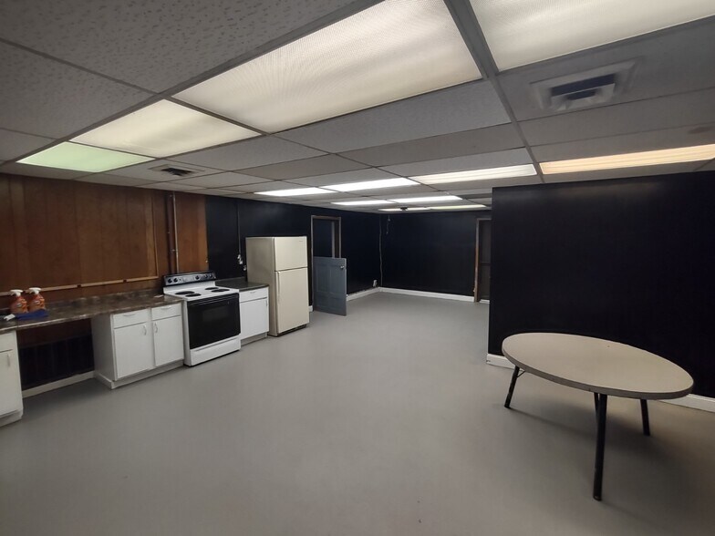 More Photos Of 1107 E Kibby St, Lima Warehouse For Lease