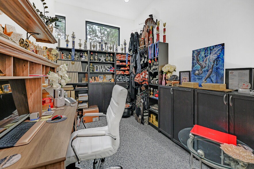 More Photos Of 20621 Westheimer Pky, Katy Freestanding For Sale