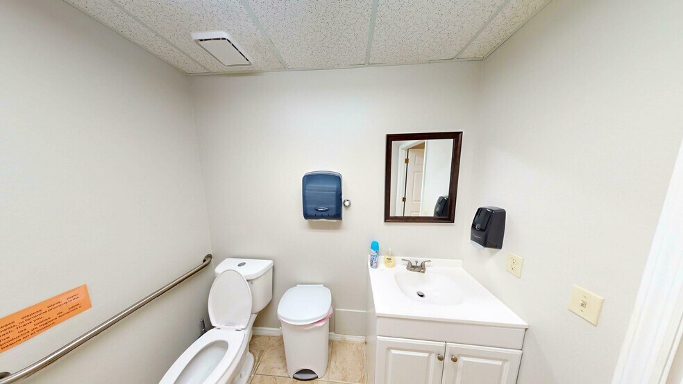 More Photos Of 32644 Blossom ln, Leesburg Office For Sale