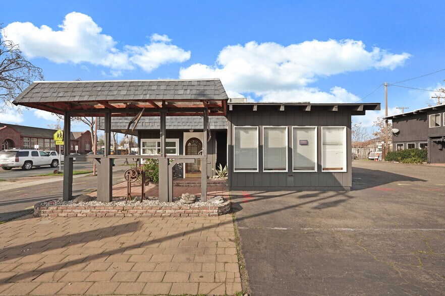 More Photos Of 1 N Cherokee Ln & 543 E Pine St, Lodi General Retail For Sale