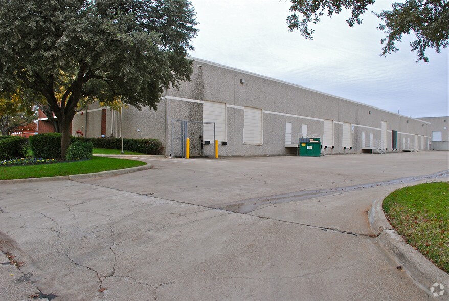 More Photos Of 5565 Red Bird Center Dr, Dallas Unknown For Lease