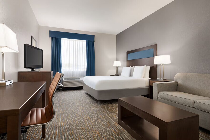 More Photos Of 1511 N Howe St, Southport Hotel For Sale