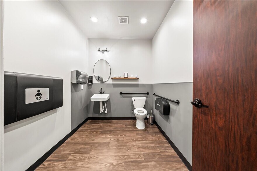 More Photos Of 106 E Princeton Dr, Princeton Storefront Retail Office For Sale