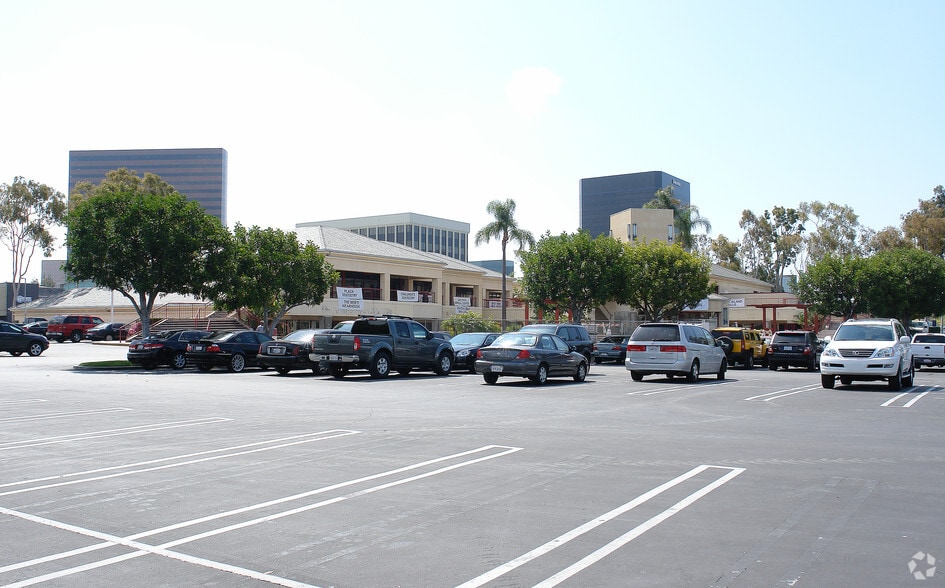 Primary Photo Of 3900-3940 S Bristol St, Santa Ana Unknown For Lease