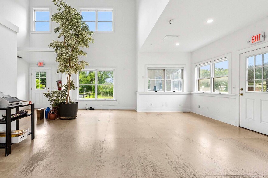 More Photos Of 468 County Rd 39, Southampton Warehouse For Lease