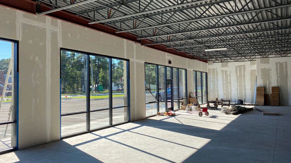 More Photos Of 1300 Elm St W, Hampton Restaurant For Sale