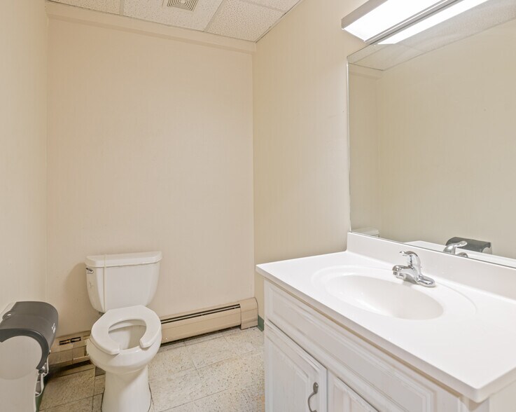 More Photos Of 99 Dutch Hill Rd, Orangeburg Medical For Lease