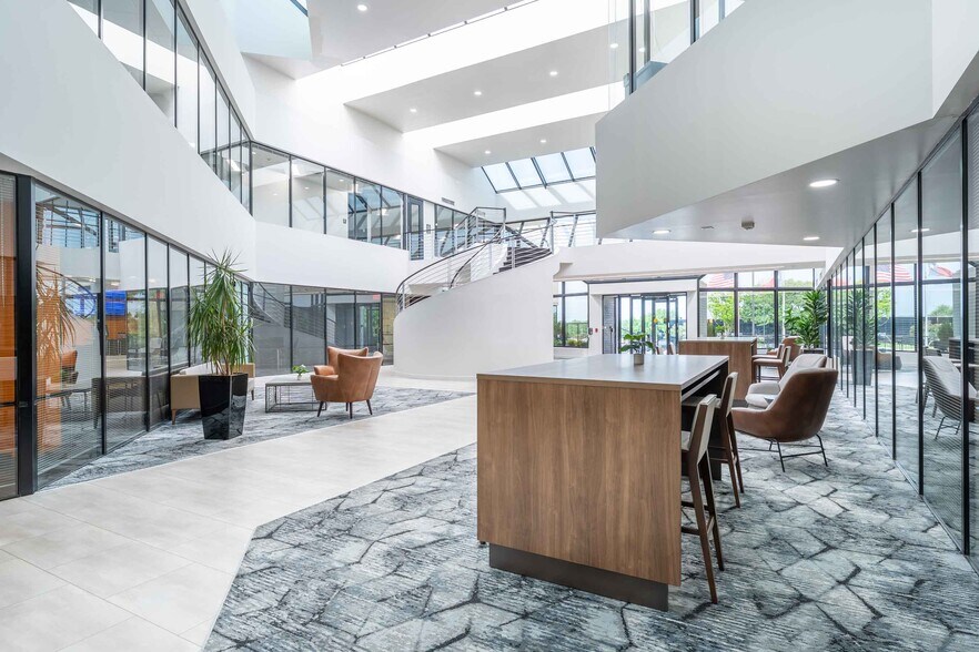More Photos Of 6606 Lyndon B Johnson Fwy, Dallas Office For Lease