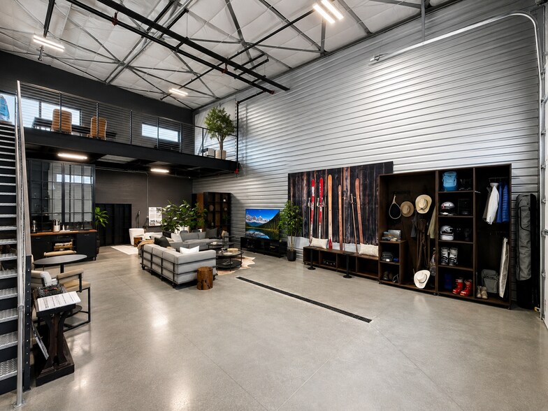 More Photos Of 105 Copper Ranch Rd, Belgrade Showroom For Lease