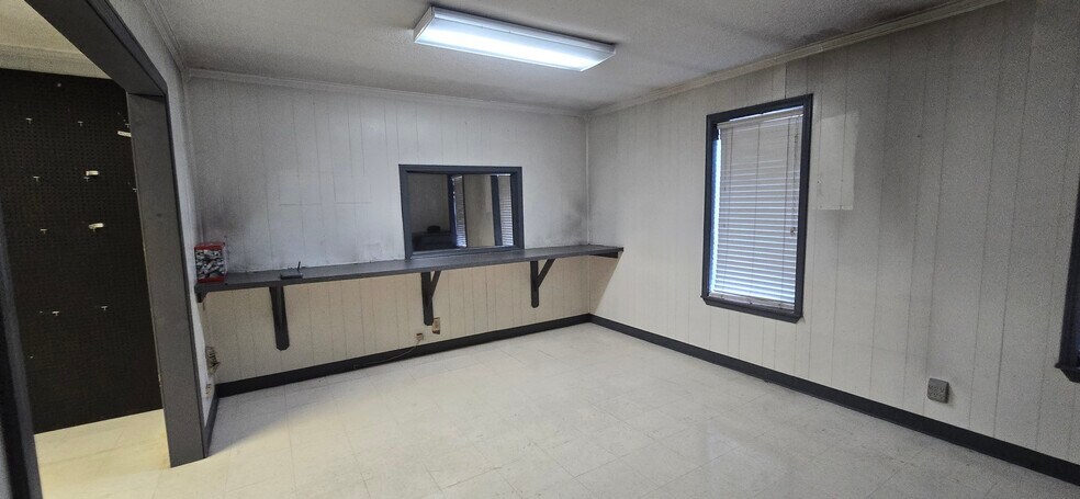 More Photos Of 2100 Highway 365, Nederland Medical For Sale