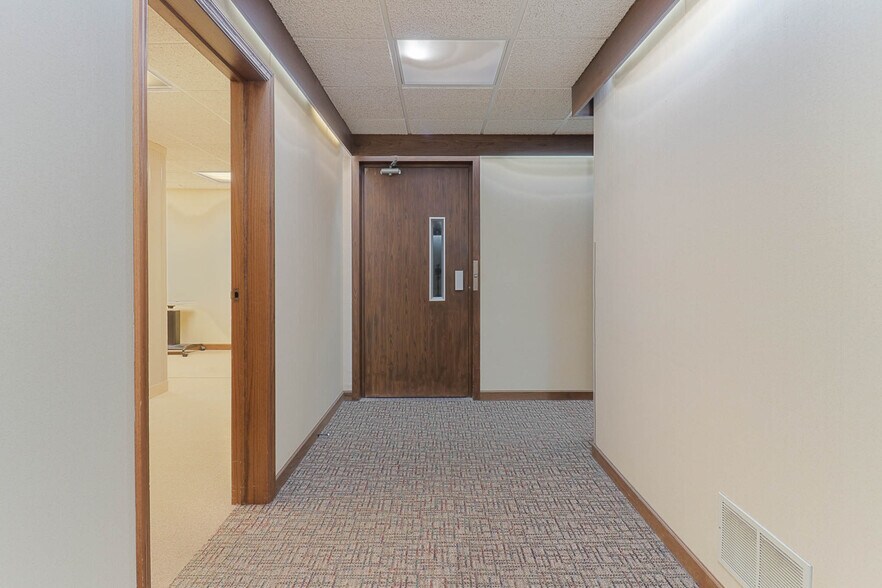 More Photos Of 725 S 14th St, Pekin Medical For Sale