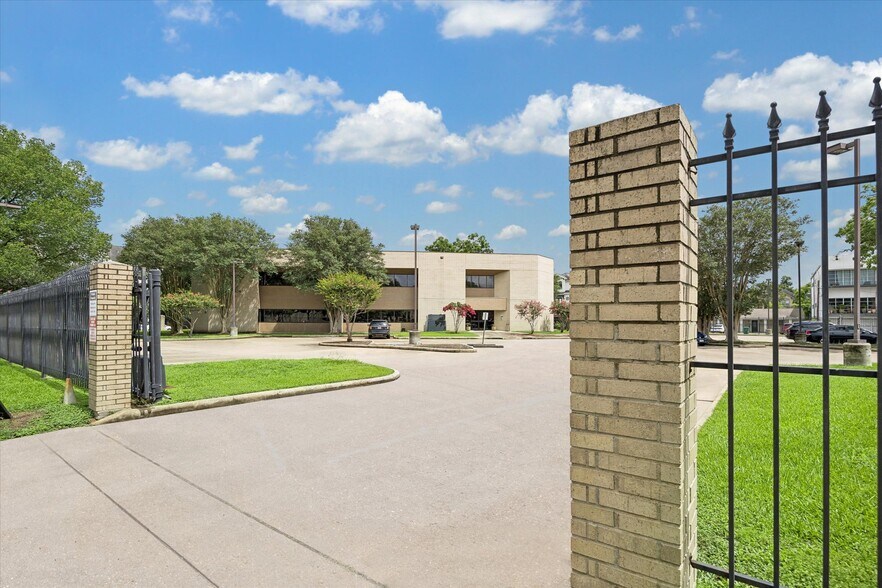 More Photos Of 4625 Lillian St, Houston Office For Lease