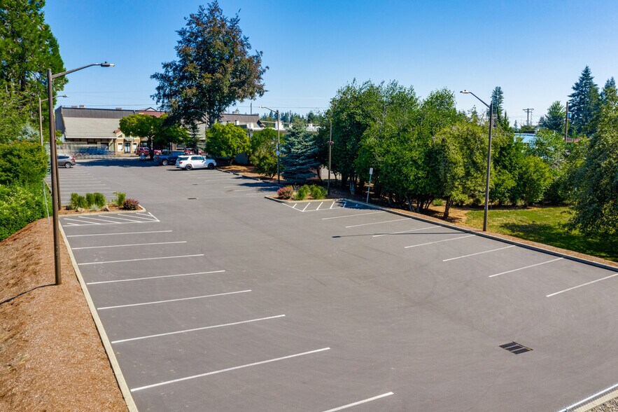 More Photos Of 39065-39085 Pioneer Blvd, Sandy Office For Lease