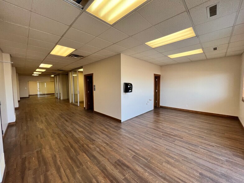 More Photos Of 14 Burnt Valley Ave, Red Deer County Service For Lease