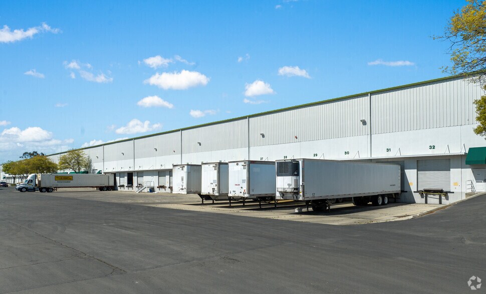 More Photos Of 2020 N MacArthur Dr, Tracy Warehouse For Lease