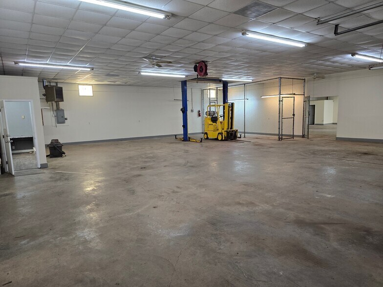 More Photos Of 700 Main St, Elsmere Warehouse For Lease