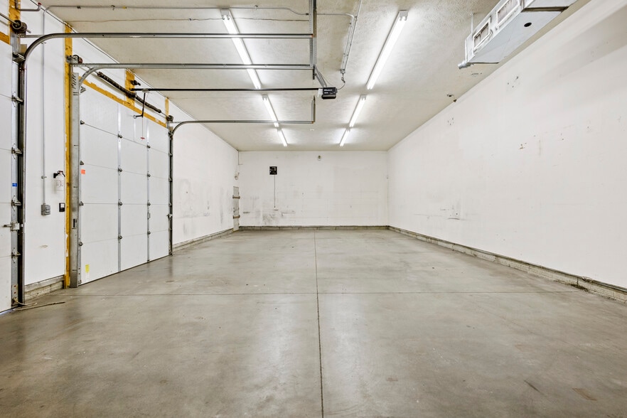 More Photos Of 1110 Applewood Dr, Papillion Warehouse For Sale