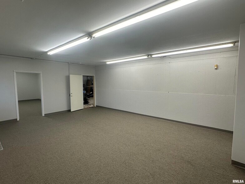 More Photos Of 817 NE Adams St, Peoria Warehouse For Sale