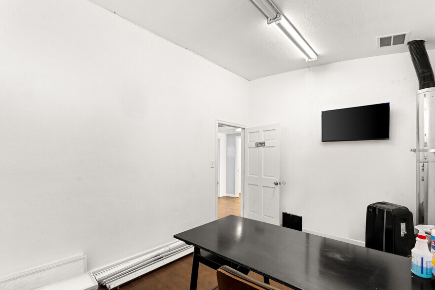 More Photos Of 830 E Sahara Ave, Las Vegas Office For Sale