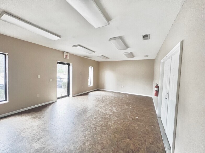 More Photos Of 1525 Senoia Rd, Tyrone Distribution For Lease