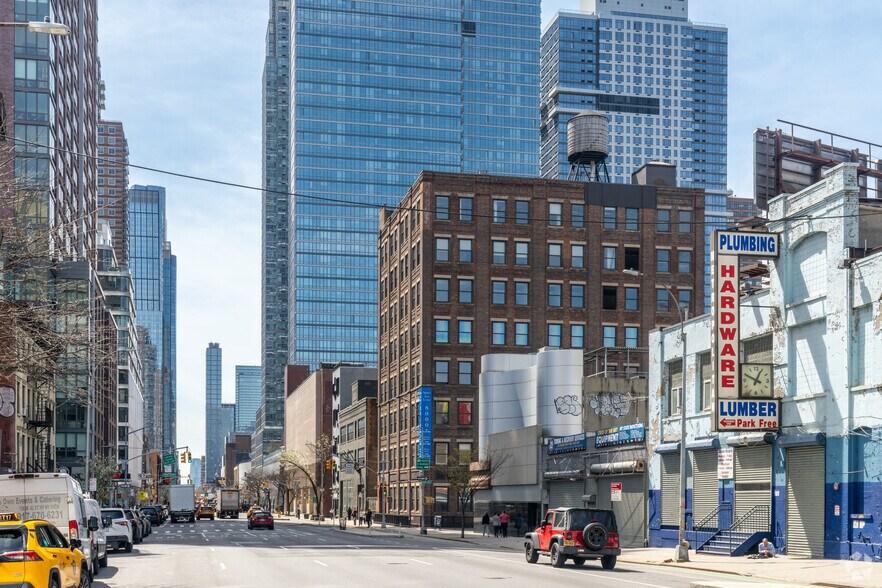 More Photos Of 599 Eleventh Ave, New York Warehouse For Lease