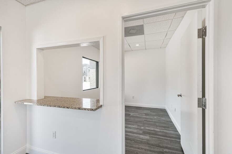 More Photos Of 20550 Townsen Blvd, Humble Office For Sale