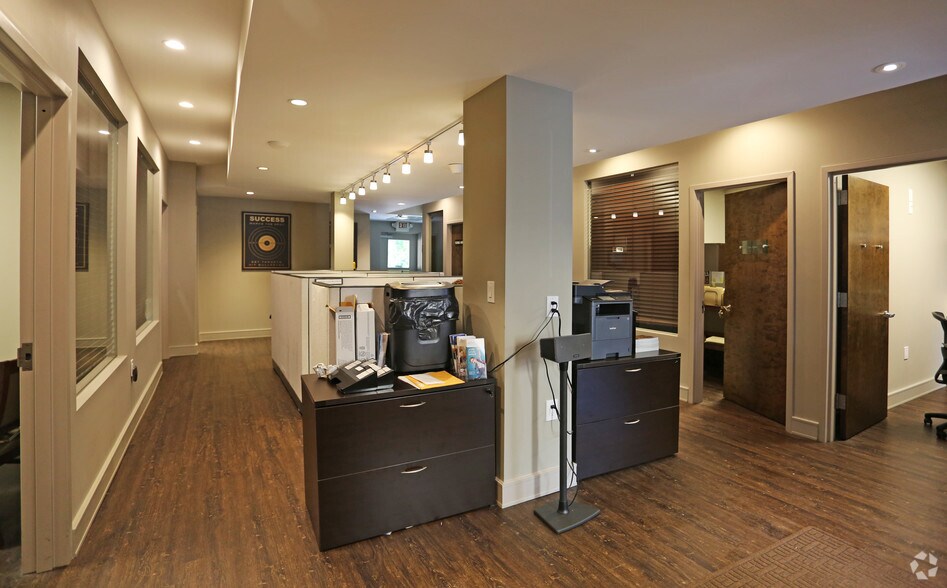 More Photos Of 545 E Jericho Tpke, Huntington Station Office For Sale