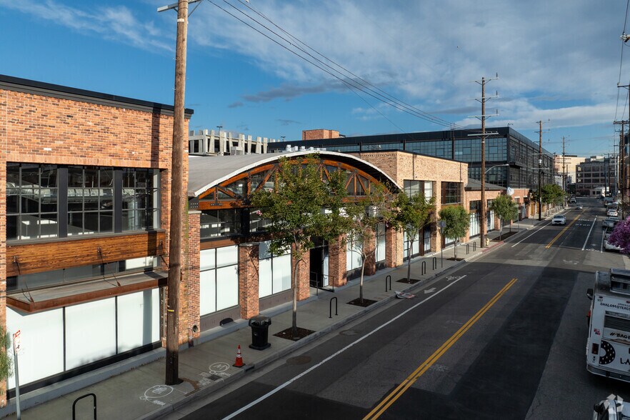 More Photos Of 555-581 Mateo St, Los Angeles Loft Creative Space For Lease