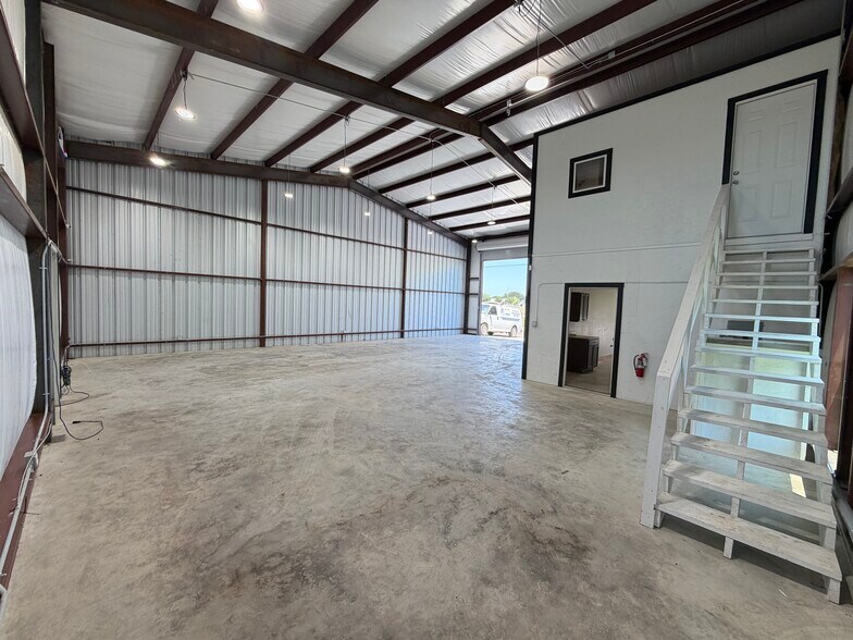More Photos Of 4072 Old Lorena Rd, Lorena Light Manufacturing For Lease